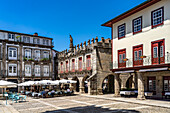 Restaurants am  Platz Praça de São Tiago und das ehemalige Rathaus in der Altstadt von Guimaraes, Portugal, Europa 