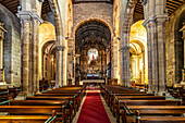 Innenraum der Kirche Igreja de Nossa Senhora da Oliveira, Guimaraes, Portugal, Europa   