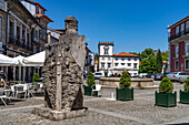 Moderne Statue von König Dom Afonso Henriques auf dem Platz Largo João Franco, Guimaraes, Portugal, Europa
