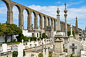 Aquädukt und Friedhof in Vila do Conde, Portugal, Europa  