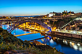 Brücke Ponte Dom Luís I über den Fluss Douro und die Altstadt von Porto in der Abenddämmerung, Portugal, Europa 