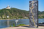 Tafel mit Karte des Rheins zwischen Bingen und Koblenz, der Rhein und die Marksburg bei Braubach, Welterbe Oberes Mittelrheintal, Rheinland-Pfalz, Deutschland
