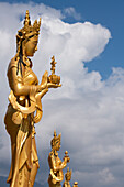 Bhutan, Thimphu. Kuensel Phodrang, auch bekannt als Buddha Point, goldene Bodhisattva-Statuen.