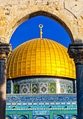 Felsendom, Tempelberg, Jerusalem, Israel. erbaut im Jahr 691. Einer der heiligsten Orte im Islam, an dem der Prophet Mohamed auf seiner „Nachtreise“ auf einem Engel in den Himmel aufstieg. Die Kuppel bedeckt den Felsen, wo Abraham Isaak opfern sollte.