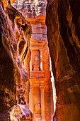 Outer Siq Yellow Treasury Morgen Petra, Jordanien Petra, Jordanien. Von den Nabatäern 100 v. Chr. erbaute Schatzkammer. Yellow Canyon wird rosarot, wenn die Sonne untergeht. Rottöne werden durch Magnesium in Sandstein erzeugt.