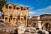 Ruinen der Bibliothek von Celsus in der antiken Stadt Ephesus, in der Nähe von Selcuk, Türkei