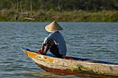 Mann Angeln vom Boot am Fluss Thu Bon, Hoi An (UNESCO-Weltkulturerbe), Vietnam