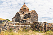 Armenien, Sevan. Die Kirche von Surp Arakelots im Sevanavank-Klosterkomplex am Sewansee.