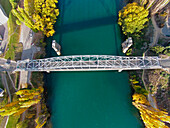 Alexandra Bridge und Clutha River im Herbst, Central Otago, Südinsel, Neuseeland, Drohnenantenne