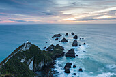 Neuseeland, Südinsel, Southland, The Catlins, Nugget Point, Nugget Point Lighthouse, Erhöhte Ansicht, Dämmerung