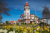 i-SITE Besucherzentrum (altes Postamt) und Blumen, Rotorua, Nordinsel, Neuseeland