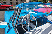 Blick in den Fahrersitz eines klassischen babyblauen amerikanischen Cabriolets, das in Vieja, Old Habana, Havanna, Kuba, geparkt ist.