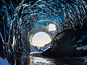 Eishöhle am Nordufer der Gletscherlagune Jokulsarlon im Gletscher Breidamerkurjokull im Vatnajökull-Nationalpark. Nordeuropa, Island.