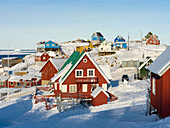 Winter in der Stadt Upernavik im Norden Grönlands am Ufer der Baffin Bay. Dänemark, Grönland