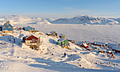 Das traditionelle und abgelegene grönländische Inuit-Dorf Kullorsuaq liegt an der Melville Bay, im äußersten Norden von Westgrönland, auf dänischem Territorium