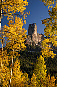 Chimney Rock, umrahmt von goldenen Espen, vom Owl Creek Pass, Cimarron Range im Herbst, San Juan Mountains, östliches Ouray County, Colorado