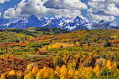 USA, Colorado, San-Juan-Berge. Berg- und Tallandschaft im Herbst