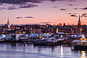 USA, Massachusetts, Newburyport, Skyline vom Merrimack River in der Abenddämmerung