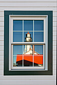 Whitefish Point Lighthouse spiegelt sich im Fenster wider, das älteste Betriebslicht am Lake Superior, Upper Peninsula, Michigan