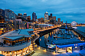 Skyline der Stadt vom Pier 66 in der Innenstadt von Seattle, Washington State, USA