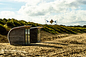 Strandhütten und Dünenlandschaft an der Nordseeküste, Niederlande