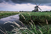 Windmühle, Wasserschopfmühle. Neustadtgödens, Friesland, Niedersachsen, Deutschland. Kleiner Kanal.