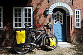 Backsteinhaus und Fahrrad in Nieblum, Insel Föhr, Nordfriesland, Nordsee, Schleswig-Holstein, Deutschland