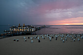 Sonnenaufgang an der Seebrücke Sellin, Insel Rügen, Mecklenburg-Vorpommern, Deutschland