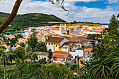 Aussicht auf die malerische Stadt Angra do Heroísmo auf der Insel Terceira, Azoren, Portugal
