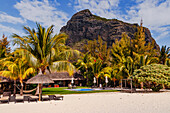 Eine malerische Hotelanlage am Strand von Le Morne im Süden der Insel Mauritius, Indischer Ozean