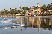 Spiegelung bei Ebbe am Strand beim Hotel Atlanticoast Residence, Bakau, Gambia, Westafrika