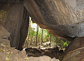 Höhleneingang in Hügeln, Shai Hills, Greater Accra Region, Ghana, Februar