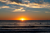 Surfer beim Sonnenuntergang am Strand von Sylt, Norddeutschland, Schleswig-Holstein, Deutschland, Eurpoa