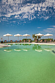 Pool mit Sonnenschirmen in Forio, Insel Ischia, Golf von Neapel, Kampanien, Italien