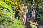 Alte Statuen in den Jardins de Pays d`Auge, Cambremer, Calvados, Normandie, Frankreich