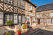 Historische Fachwerk-Häuser in der Altstadt von Beuvron-en-Auge, Calvados, Normandie, Frankreich