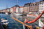 Bugspriet eines historischen Segelschiffes in Nyhavn in Kopenhagen, Dänemark