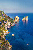 Faraglione-Felsen im azurblauen Meer auf Capri, Insel Capri, Golf von Neapel, Kampanien, Italien