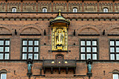 Figur des Bischof Absalon am Kopenhagener Rathaus auf dem  Rathausplatz, Kopenhagen, Dänemark, Europa