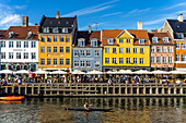 Bunte Häuser, Restaurants und historische Schiffe am Kanal und Hafen Nyhavn, Kopenhagen, Dänemark, Europa
