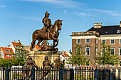Reiterstandbild von König Christian V. auf dem Platz Kongens Nytorv Platz, Kopenhagen, Dänemark, Europa