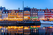 Bunte Häuser, Restaurants und historische Schiffe am Kanal und Hafen Nyhavn in der Abenddämmerung, Kopenhagen, Dänemark, Europa