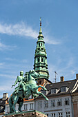 Reiterstatue von Absalon und der Turm der St.-Nikolaus-Kirche auf dem zentralen Platz Højbro Plads in Kopenhagen, Dänemark, Europa