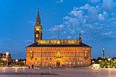 Kopenhagener Rathaus auf dem  Rathausplatz, Rådhuspladsen, in der Abenddämmerung, Kopenhagen, Dänemark, Europa