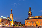 Kopenhagener Rathaus  und Scandic Palace Hotel auf dem  Rathausplatz Rådhuspladsen in der Abenddämmerung, Kopenhagen, Dänemark, Europa