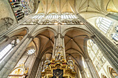 Innenraum und Säulen der Kathedrale Notre Dame d’Amiens, Amiens, Frankreich