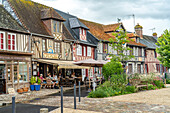Fachwerkhäuser und Cafes einem der schönsten Dörfer Frankreichs Beuvron-en-Auge, Normandie, Frankreich 