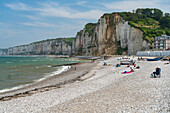 Strand und die Felsklippen von Yport, Normandie, Frankreich  