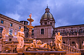Brunnen Fontana Pretoria und die Kirche San Giuseppe dei Teatini in der Abenddämmerung, Palermo, Sizilien, Italien, Europa