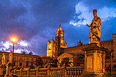 Statue vor der Kathedrale Maria Santissima Assunta in der Abenddämmerung,  Palermo, Sizilien, Italien, Europa 